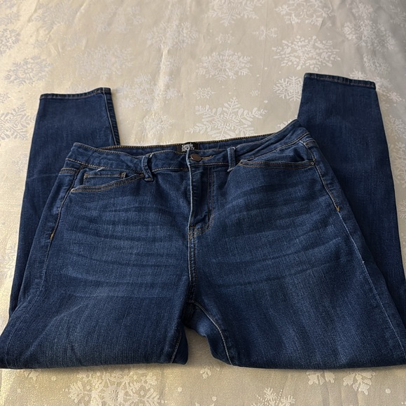 32. Simple Society dark wash skinny jeans. No distressing. Lots of stretch - Picture 7 of 8